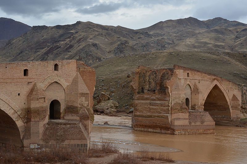 Pol-e_Dokhtar_or_Bridge_of_the_Daughter_in_Iran