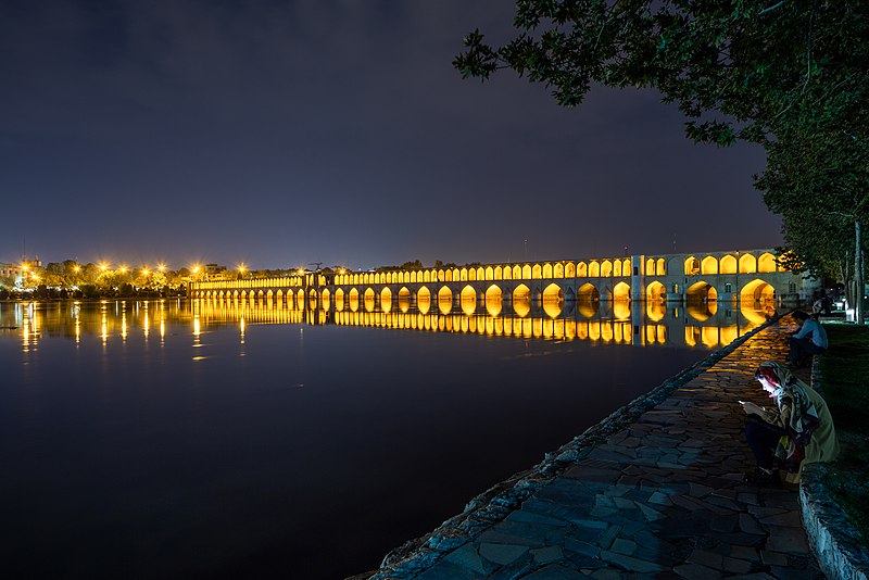 The Allahverdi Khan Bridge in night